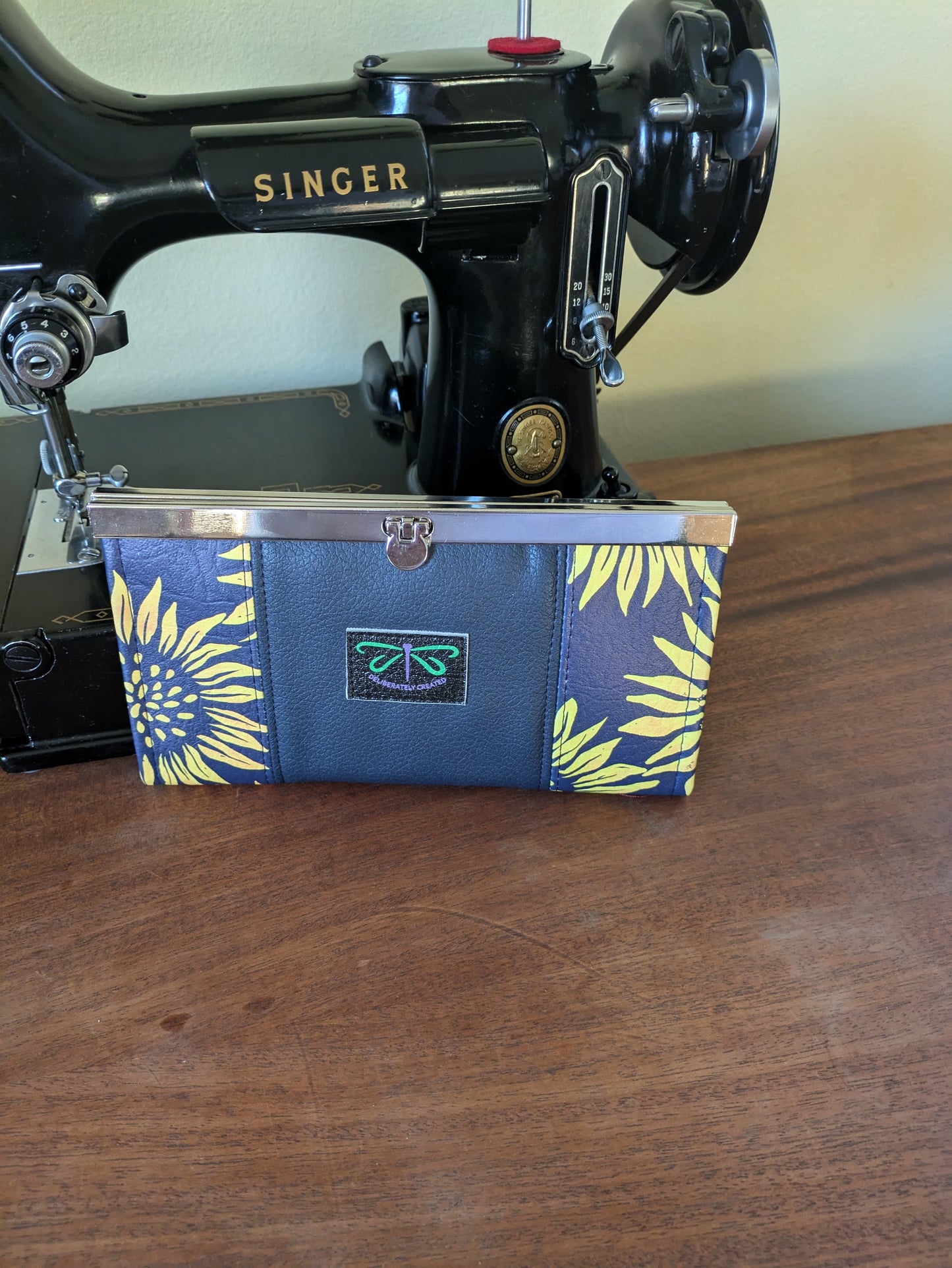 Clutch Wallet – Slim Handheld Wallet Purse with Card Slots & Pockets