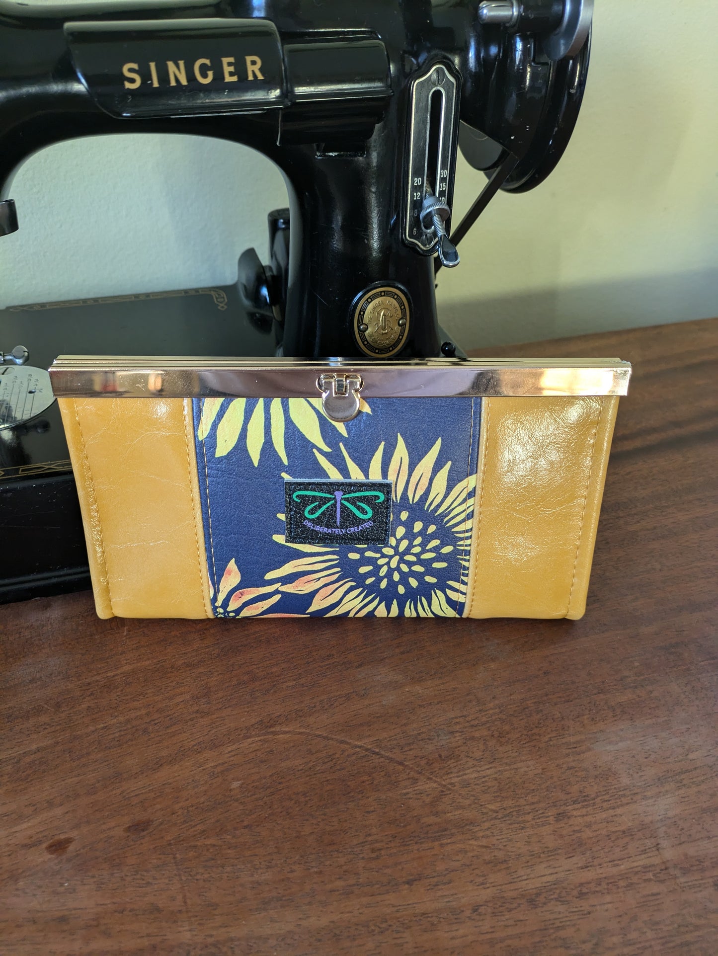 Clutch Wallet – Slim Handheld Wallet Purse with Card Slots & Pockets